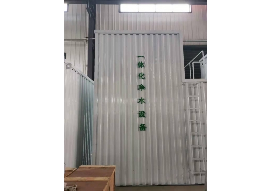 生活廢水處理設(shè)備系統(tǒng)軟硬件：由混凝土池、沉砂池、過濾池、水體平穩(wěn)加藥設(shè)備、反清洗設(shè)備、離心水泵及電控柜構(gòu)成